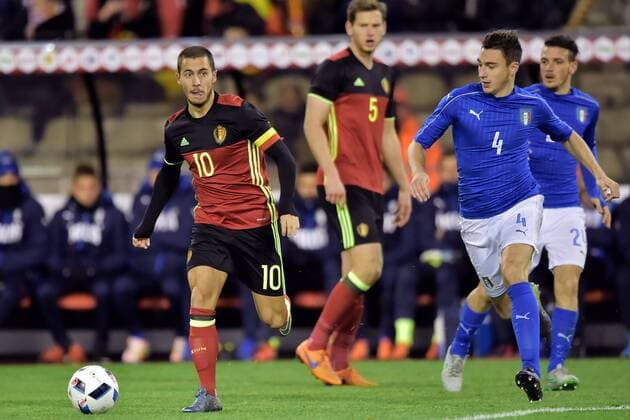 Hazard Eden midfielder of Belgium is challenged by Matteo Darmian defender of Italy FOOTBALL : Belgique vs Italie - Match Amical - Bruxelles - 13 11 2015 PhotoNews Panoramic 