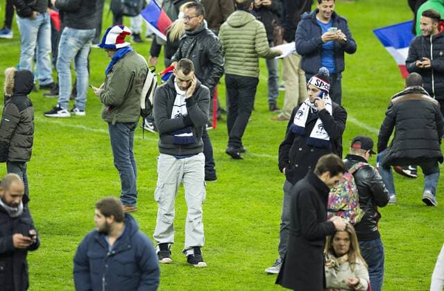 Paris St. Denis, 13.11.2015, Stade de France Nach dem Anschlag in Paris flüchten die Fans in den Innenraum des Stadions und versuchen per Telefon ihre Verwandten zu erreichen Frankreich - Deutschland mm