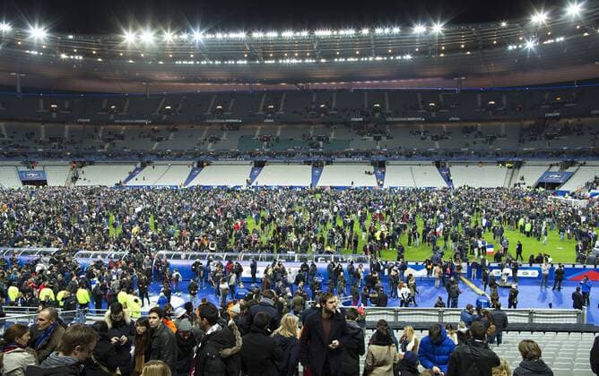 Paris St. Denis, 13.11.2015, Stade de France Nach dem Anschlag in Paris flüchten die Fans in den Innenraum des Stadions Frankreich - Deutschland mm