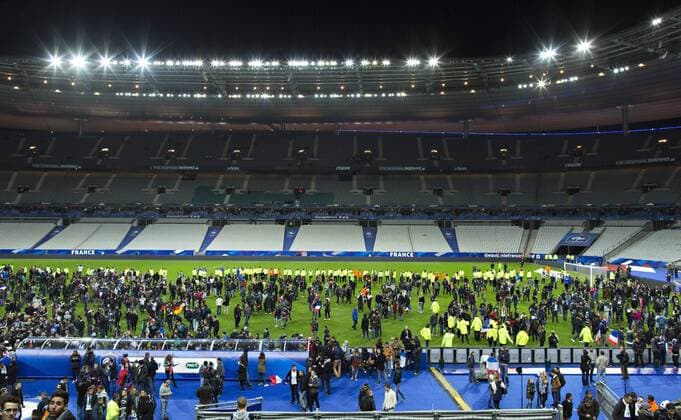 Paris St. Denis, 13.11.2015, Stade de France Nach dem Anschlag in Paris flüchten die Fans in den Innenraum des Stadions Frankreich - Deutschland mm