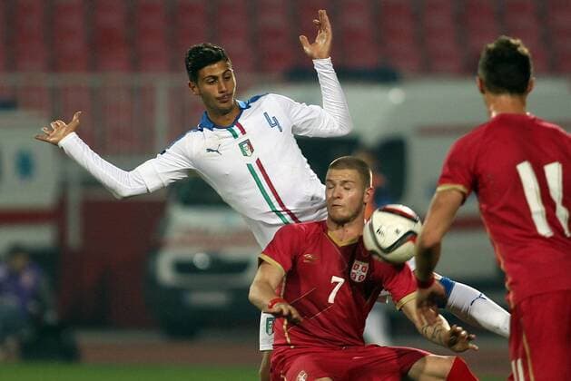13.11.2015 Novi Sad(Serbia) Serbia-Italy U21 U 21 European qualify men s football Ognjen Ozegovic(down) Serbia and Rolando Mandragora(up) Italy : 