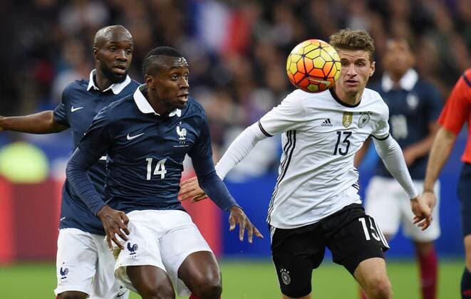FUSSBALL INTERNATIONAL TESTSPIEL in Paris, Saint-Denis im Stade de France Frankreich - Deutschland 13.11.2015 Thomas Mueller (re, Deutschland) gegen Blaise Matuidi (Mitte, Frankreich) 