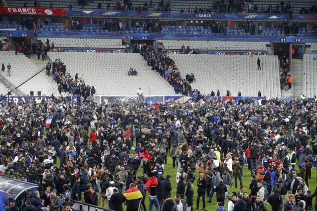 Fans flüchten nach Spielende über die Tribünengänge zurück ins Stadion und auf das Spielfeld . Frankreich-Deutschland . Fussball-Länderspiel 2015, Freundschaftsspiel . Paris, FRA, 13.11.2015 ,