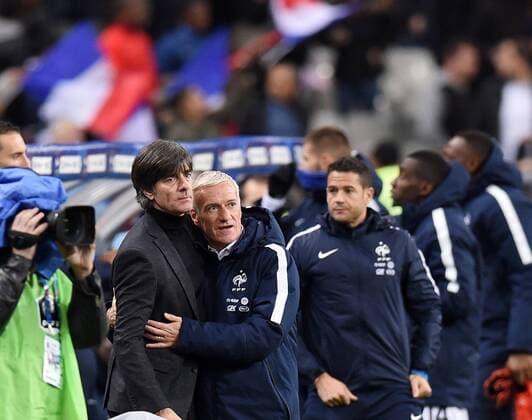 FUSSBALL INTERNATIONAL TESTSPIEL in Paris, Saint-Denis im Stade de France Frankreich - Deutschland 13.11.2015 Trainer Joachim Loew (li, Deutschland) umarmt Trainer Didier Deschamps (Frankreich) 