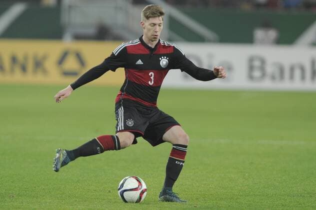 Mitchell WEISER (GER),Aktion,Einzelaktion,Einzelbild, Freisteller,Ganzkoerperaufnahme,ganze Figur. Fussball U-21 EM Qualifikation, Gruppenphase, Deutschland (GER) - Aserbaidschan (AZE) 3-1 ,am 13.11.2015 ,C O N T I N E N T AL A R E N A Regensburg.