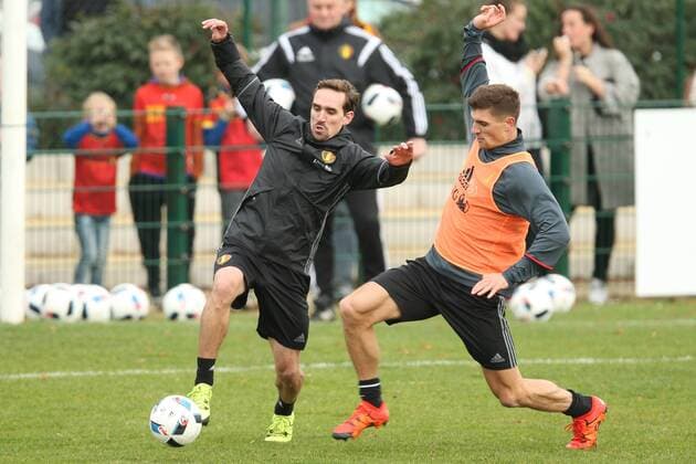 Fußball, Training Nationalteam Belgien - BRUSSELS, BELGIUM: Belgium s Sven Kums and Belgium s Thomas Meunier fight for the ball during a training session of the Red Devils, the Belgian national soccer team, in Zaventem, Saturday 14 November 2015. The team played Yesterday a friendly game against Italy and next Tuesday against Spain in preparation of Euro2016. BRUNOxFAHY  x04740057x