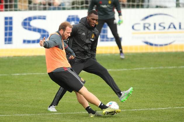 Fußball, Training Nationalteam Belgien - BRUSSELS, BELGIUM: Belgium s Laurent Depoitre and Belgium s Christian Benteke pictured during a training session of the Red Devils, the Belgian national soccer team, in Zaventem, Saturday 14 November 2015. The team played Yesterday a friendly game against Italy and next Tuesday against Spain in preparation of Euro2016. BRUNOxFAHY  x04740060x