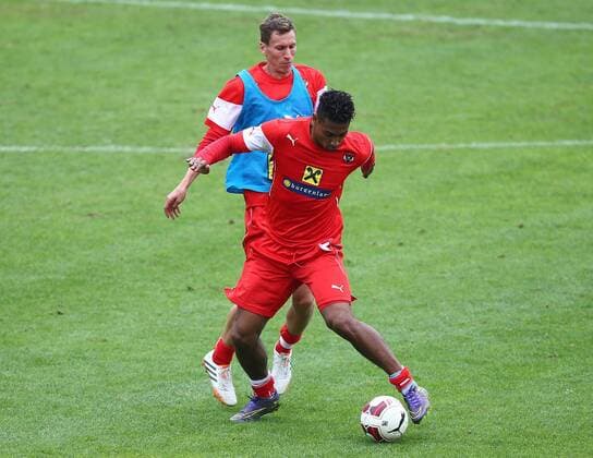 SOCCER - AUT vs SUI, friendly match, preview ALICANTE,SPAIN,14.NOV.15 - SOCCER - OEFB international match Länderspiel Austria vs Switzerland, friendly match, preview, team training camp, training team AUT. Image shows Florian Klein and Rubin Okotie (AUT). GEPAxpictures xChristianxOrt