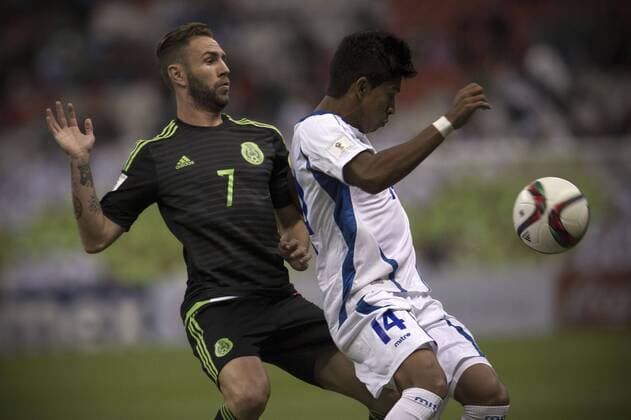 Miguel Layun (L) of Mexico, vies with Denis Pineda of El Salvador during their 2018 World Cup qualifying match at Azteca Stadium in Mexico City, capital of Mexico, on Nov. 13, 2015. Mexico won 3-0. Alejandro Ayala) (rhj) (SP)MEXICO-MEXICO CITY-SOCCER-MEXICO VS EL SALVADOR e AlejandroxAyala 