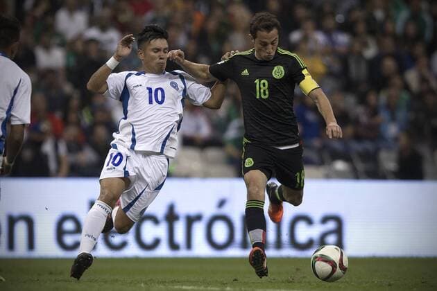 Andres Guardado (R) of Mexico vies with Jaime Alas of El Salvador during their 2018 World Cup qualifying match at Azteca Stadium in Mexico City, capital of Mexico, on Nov. 13, 2015. Mexico won 3-0. Alejandro Ayala) (rhj) (SP)MEXICO-MEXICO CITY-SOCCER-MEXICO VS EL SALVADOR e AlejandroxAyala 