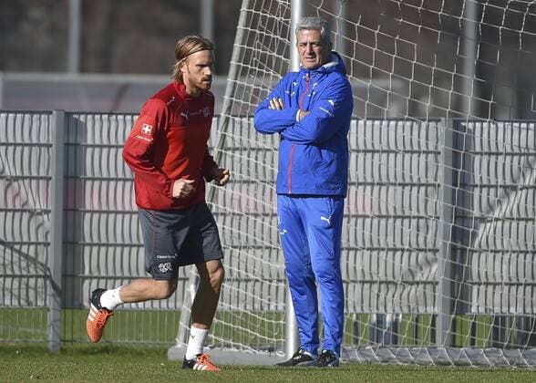 SOCCER - AUT vs SUI, friendly match, preview VIENNA,AUSTRIA,14.NOV.15 - SOCCER - OEFB international match Länderspiel Austria vs Switzerland, friendly match, preview, training team SUI. Image shows Michael Lang and head coach Vladimir Petkovic (SUI). GEPAxpictures xM.xHoermandinger