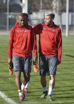 SOCCER - AUT vs SUI, friendly match, preview VIENNA,AUSTRIA,14.NOV.15 - SOCCER - OEFB international match Länderspiel Austria vs Switzerland, friendly match, preview, training team SUI. Image shows Johannes Djourou and Valon Behrami (SUI). GEPAxpictures xM.xHoermandinger