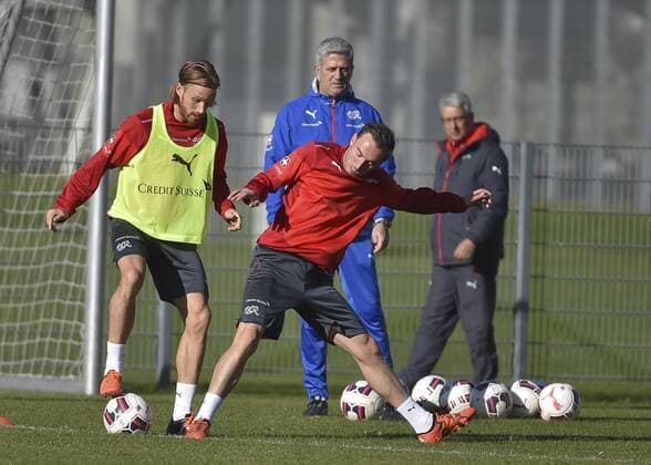 SOCCER - AUT vs SUI, friendly match, preview VIENNA,AUSTRIA,14.NOV.15 - SOCCER - OEFB international match Länderspiel Austria vs Switzerland, friendly match, preview, training team SUI. Image shows Michael Lang, Josip Drmic and head coach Vladimir Petkovic (SUI). GEPAxpictures xM.xHoermandinger