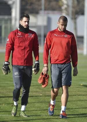 SOCCER - AUT vs SUI, friendly match, preview VIENNA,AUSTRIA,14.NOV.15 - SOCCER - OEFB international match Länderspiel Austria vs Switzerland, friendly match, preview, training team SUI. Image shows Roman Buerki and Eren Derdiyok (SUI). GEPAxpictures xM.xHoermandinger