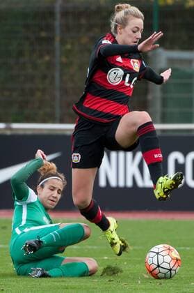 v.li.: Daniela Schacher (SV Werder Bremen, 19) im Zweikampf mit Carolin Simon (Bayer 04 Leverkusen, 30), Fussball, Allianz Frauen-Bundesliga, SV Werder Bremen - Bayer 04 Leverkusen, xobx