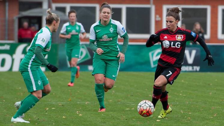 v.li.: Gabriella Toth (SV Werder Bremen, 15), Lisa-Marie Scholz (SV Werder Bremen, 7) und Jessica Wich (Bayer 04 Leverkusen, 7) kämpfen um den Ball, Fussball, Allianz Frauen-Bundesliga, SV Werder Bremen - Bayer 04 Leverkusen, xobx