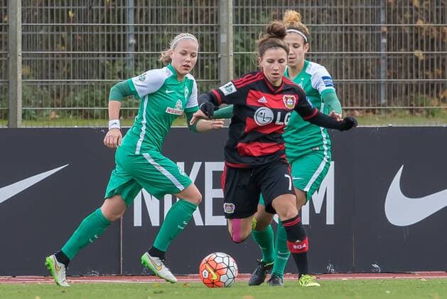 v.li.: Jessica Wich (Bayer 04 Leverkusen, 7) und Daniela Schacher (SV Werder Bremen, 19) im Zweikampf, Duell, duel, tackle, Fussball, Allianz Frauen-Bundesliga, SV Werder Bremen - Bayer 04 Leverkusen, xdgx