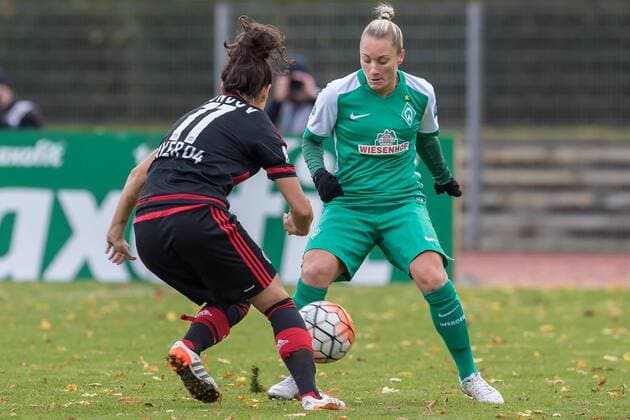 v.li.: Kristina Sundov (Bayer 04 Leverkusen, 11) und Gabriella Toth (SV Werder Bremen, 15) im Zweikampf, Duell, duel, tackle, Fussball, Allianz Frauen-Bundesliga, SV Werder Bremen - Bayer 04 Leverkusen, xdgx