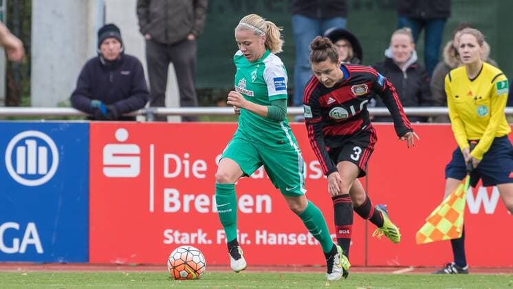 v.li.: Pia-Sophie Wolter (SV Werder Bremen, 10) und Laura Leluschko (Bayer 04 Leverkusen, 3) im Laufduell, Fussball, Allianz Frauen-Bundesliga, SV Werder Bremen - Bayer 04 Leverkusen, xdgx