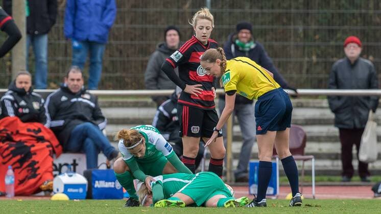 v.li.: Pia-Sophie Wolter (SV Werder Bremen, 10) verletzt, Verletzung, injured, sporting injury am Boden liegend, Fussball, Allianz Frauen-Bundesliga, SV Werder Bremen - Bayer 04 Leverkusen, xdgx