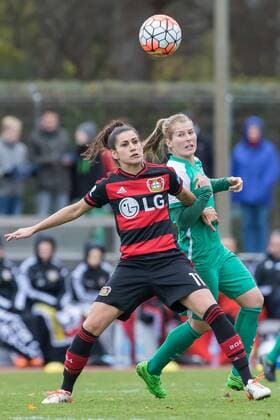 v.li.: Kristina Sundov (Bayer 04 Leverkusen, 11) und Marie-Louise Eta (SV Werder Bremen, 6) im Zweikampf, Duell, duel, tackle, Fussball, Allianz Frauen-Bundesliga, SV Werder Bremen - Bayer 04 Leverkusen, xdgx