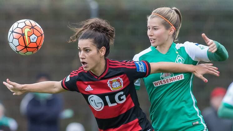 v.li.: Kristina Sundov (Bayer 04 Leverkusen, 11) und Marie-Louise Eta (SV Werder Bremen, 6) im Zweikampf, Duell, duel, tackle, Fussball, Allianz Frauen-Bundesliga, SV Werder Bremen - Bayer 04 Leverkusen, xdgx