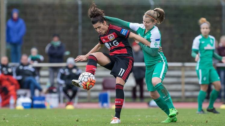 v.li.: Kristina Sundov (Bayer 04 Leverkusen, 11) und Marie-Louise Eta (SV Werder Bremen, 6) im Zweikampf, Duell, duel, tackle, Fussball, Allianz Frauen-Bundesliga, SV Werder Bremen - Bayer 04 Leverkusen, xdgx