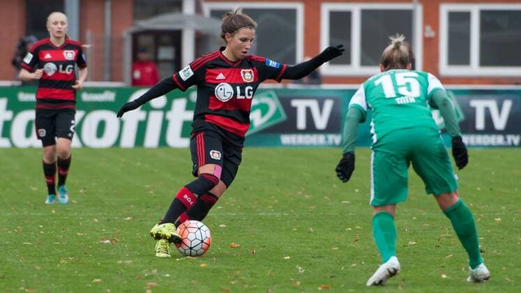 v.li.: Jessica Wich (Bayer 04 Leverkusen, 7) am Ball, Fussball, Allianz Frauen-Bundesliga, SV Werder Bremen - Bayer 04 Leverkusen, xobx