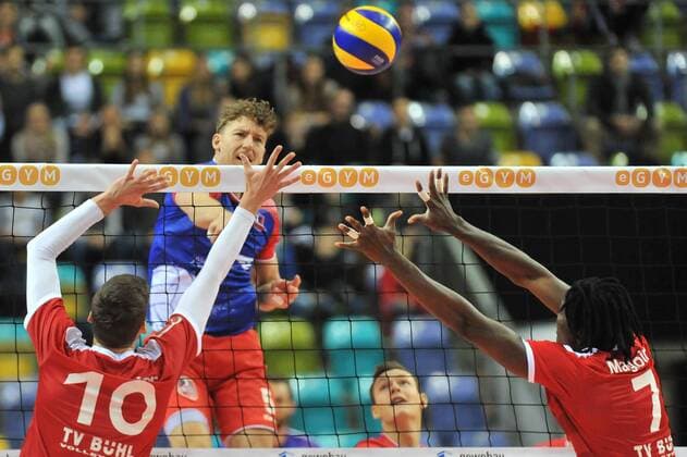 14.11.2015, xtkx, Volleyball 1.Bundesliga, United Volleys Frankfurt - TV Ingersoll Bühl, emspor v.l. Jens Sandmeier (TV Buehl) , Lukas Bauer (United Volleys), Magloire Mayaula Nzezza (TV Buehl) ,