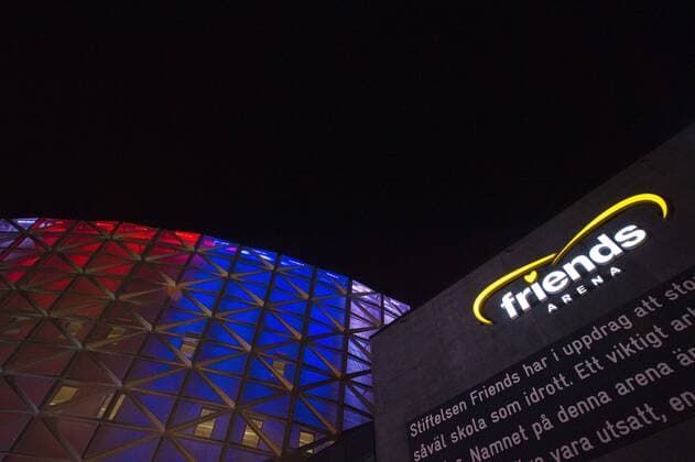 Fußball, EM Quali, Friends Arena in Stockholm in französischen Nationalfarben 151114 Friends arena är upplyst i Franska flaggans färger under fotbollsmatchen i EM-kvalets playoff mellan Sverige och Danmark den 14 november 2015 i Stockholm.  Copyright: JOHANNAxLUNDBERG BB151114JL002