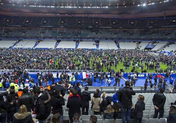 Paris St. Denis, 13.11.2015, Stade de France Nach dem Anschlag in Paris flüchten die Fans in den Innenraum des Stadions Frankreich - Deutschland mm
