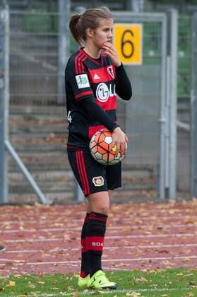 Anna Gasper (Bayer 04 Leverkusen, 13) beim Einwurf, Freisteller, Einzelbild, Aktion, Fussball, Allianz Frauen-Bundesliga, SV Werder Bremen - Bayer 04 Leverkusen, xobx