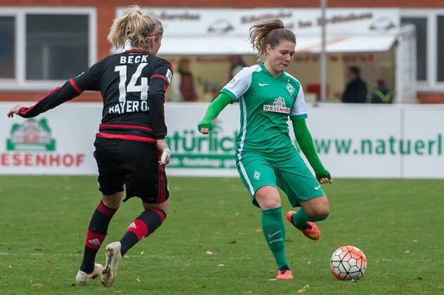 v.li.: Sharon Beck (Bayer 04 Leverkusen, 14) im Zweikampf mit Lisa-Marie Scholz (SV Werder Bremen, 7), Fussball, Allianz Frauen-Bundesliga, SV Werder Bremen - Bayer 04 Leverkusen, xobx