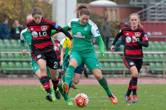 v.li.: Annike Krahn (Bayer 04 Leverkusen, 28) im Zweikampf mit Lisa-Marie Scholz (SV Werder Bremen, 7), Fussball, Allianz Frauen-Bundesliga, SV Werder Bremen - Bayer 04 Leverkusen, xobx