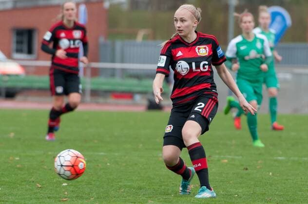 v.li.: Frederike Kempe (Bayer 04 Leverkusen, 2) am Ball, Fussball, Allianz Frauen-Bundesliga, SV Werder Bremen - Bayer 04 Leverkusen, xobx