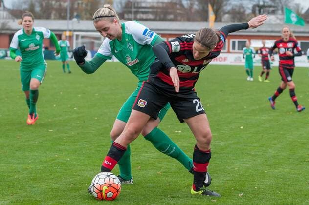 v.li.: Katharina Schiechtl (SV Werder Bremen, 9) im Zweikampf mit Annike Krahn (Bayer 04 Leverkusen, 28), Fussball, Allianz Frauen-Bundesliga, SV Werder Bremen - Bayer 04 Leverkusen, xobx
