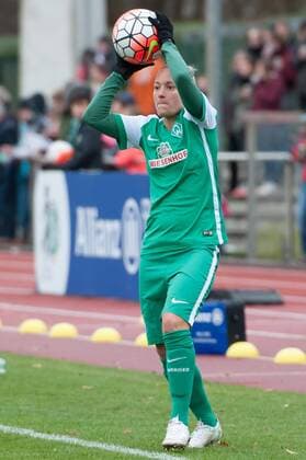 Gabriella Toth (SV Werder Bremen, 15) beim Einwurf, Freisteller, Einzelbild, Aktion, Fussball, Allianz Frauen-Bundesliga, SV Werder Bremen - Bayer 04 Leverkusen, xobx