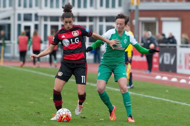 v.li.: Kristina Sundov (Bayer 04 Leverkusen, 11) im Zweikampf mit Maren Wallenhorst (SV Werder Bremen, 25), Fussball, Allianz Frauen-Bundesliga, SV Werder Bremen - Bayer 04 Leverkusen, xobx