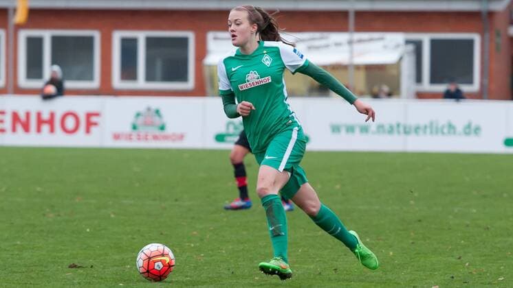 Stefanie Antonia Sanders (SV Werder Bremen, 20) am Ball, Einzelbild, Fussball, Allianz Frauen-Bundesliga, SV Werder Bremen - Bayer 04 Leverkusen, xobx