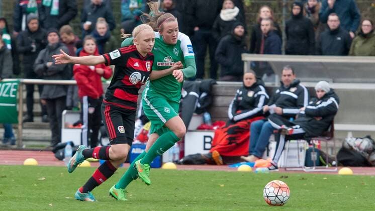 v.li.: Frederike Kempe (Bayer 04 Leverkusen, 2) im Laufduell mit Stefanie Antonia Sanders (SV Werder Bremen, 20), Fussball, Allianz Frauen-Bundesliga, SV Werder Bremen - Bayer 04 Leverkusen, xobx