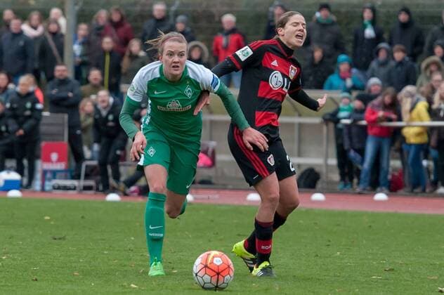 v.li.: Stefanie Antonia Sanders (SV Werder Bremen, 20) setzt sich regelwidrig gegen Annike Krahn (Bayer 04 Leverkusen, 28) durch, Fussball, Allianz Frauen-Bundesliga, SV Werder Bremen - Bayer 04 Leverkusen, xobx
