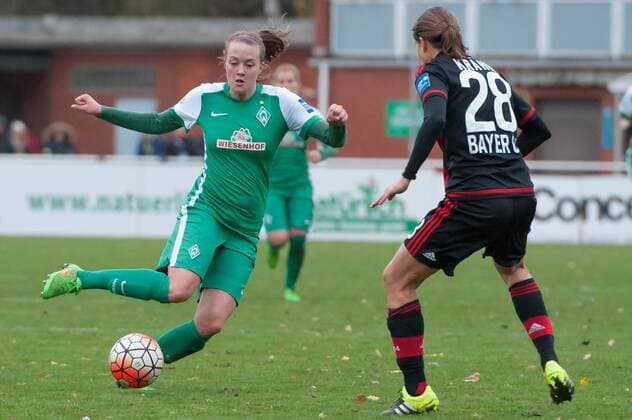 v.li.: Stefanie Antonia Sanders (SV Werder Bremen, 20) im Zweikampf mit Annike Krahn (Bayer 04 Leverkusen, 28), Fussball, Allianz Frauen-Bundesliga, SV Werder Bremen - Bayer 04 Leverkusen, xobx