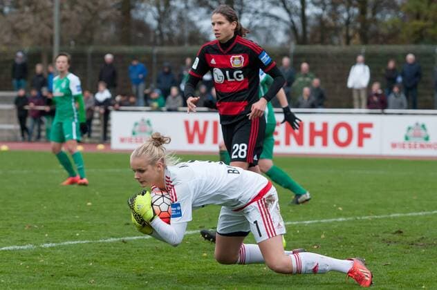 v.li.: Torhüterin, Torwart Anna Klink (Bayer 04 Leverkusen, 1) hat den Ball sicher, fängt den Ball, Fussball, Allianz Frauen-Bundesliga, SV Werder Bremen - Bayer 04 Leverkusen, xobx