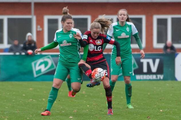 v.li.: Lisa-Marie Scholz (SV Werder Bremen, 7) im Zweikampf mit Marisa Ewers (Bayer 04 Leverkusen, 5), Fussball, Allianz Frauen-Bundesliga, SV Werder Bremen - Bayer 04 Leverkusen, xobx