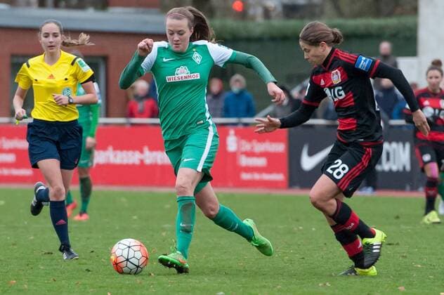 v.li.: Stefanie Antonia Sanders (SV Werder Bremen, 20) im Laufduell mit Annike Krahn (Bayer 04 Leverkusen, 28), Fussball, Allianz Frauen-Bundesliga, SV Werder Bremen - Bayer 04 Leverkusen, xobx