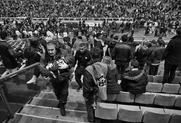 Paris St. Denis, 13.11.2015, Stade de France Verletztes Kind wird aus dem Stadion getragen - Nach dem Anschlag in Paris flüchten die Fans in den Innenraum des Stadions Frankreich - Deutschland mm