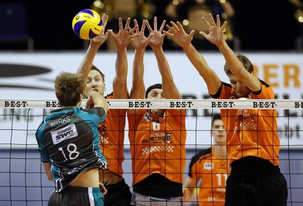 Jan Philipp Marks im Angriff, Paul Carroll, Felix Fischer, Robert Kromm Blockabwehr Volleyball Bundesliga Herren Saison 2015 2016 14.11.2015 BR Volleys Berlin BRV vs. SWD Powervolleys Düren