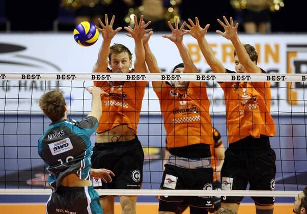 Jan Philipp Marks im Angriff, Paul Carroll, Felix Fischer, Robert Kromm Blockabwehr Volleyball Bundesliga Herren Saison 2015 2016 14.11.2015 BR Volleys Berlin BRV vs. SWD Powervolleys Düren