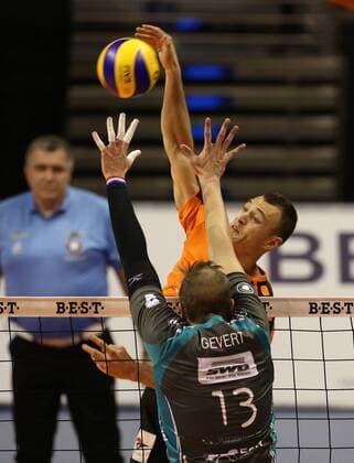 Paul Lotman im Angriff, Sebastian Gevert Volleyball Bundesliga Herren Saison 2015 2016 14.11.2015 BR Volleys Berlin BRV vs. SWD Powervolleys Düren
