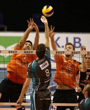 Nicolas Le Goff, Paul Carroll, Bas van Bemmelen im Angriff Volleyball Bundesliga Herren Saison 2015 2016 14.11.2015 BR Volleys Berlin BRV vs. SWD Powervolleys Düren